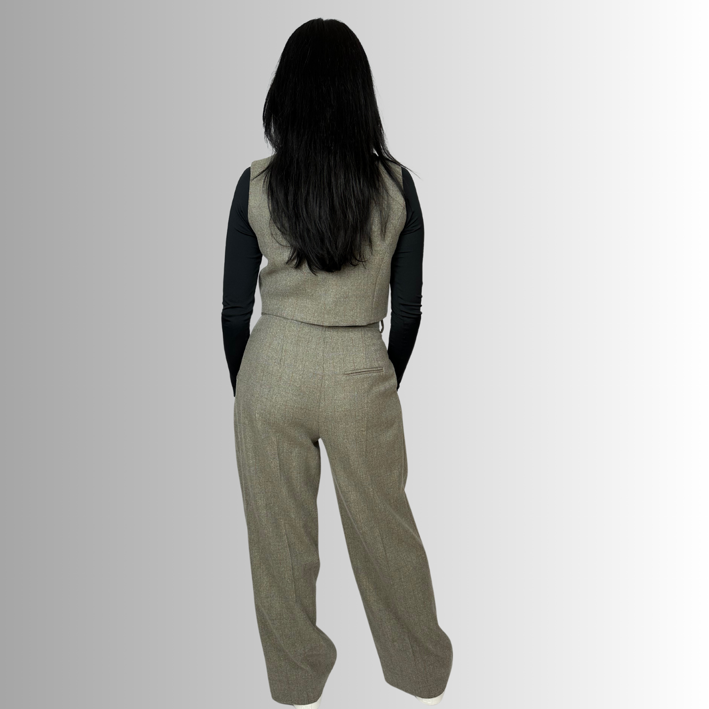 Close-up of the high-waisted design and pocket detail of Sartorial Flair’s Zeo wide wool trousers in heather gray.